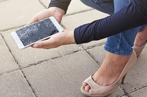 Lười không thay cường lực điện thoại bị vỡ, cô gái suýt tàn phế