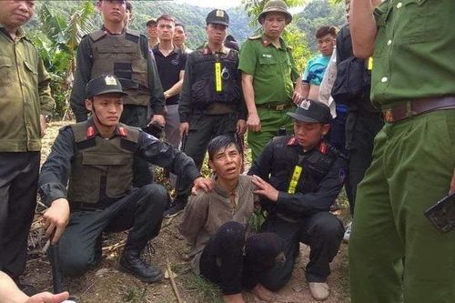 Con trai dùng dao chém chết bố đẻ trong phòng tắm