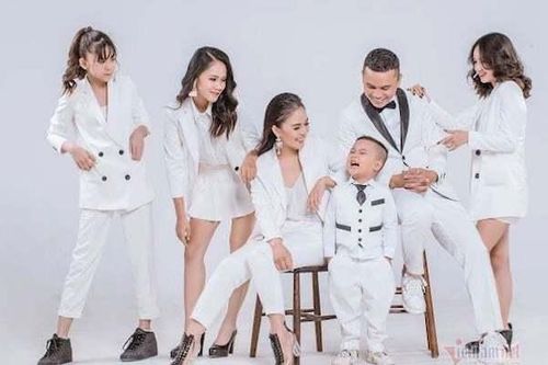 Sau sóng gió, Tú Dưa bình yên bên vợ trẻ đẹp và 4 người con