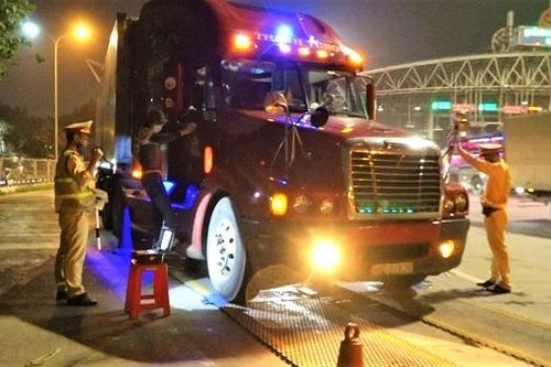 Tài xế xe quá tải bị phạt nặng: 'Cả tháng này em không có công'