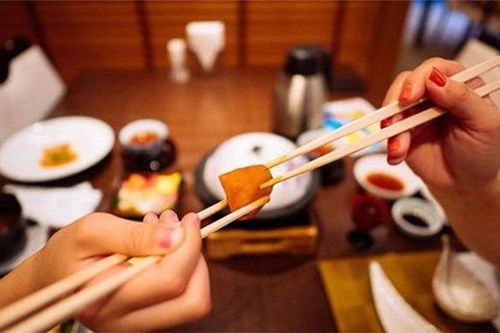 Dùng đũa sai cách: Tích tụ hàng triệu vi khuẩn gây bệnh và hủy hoại sức khỏe