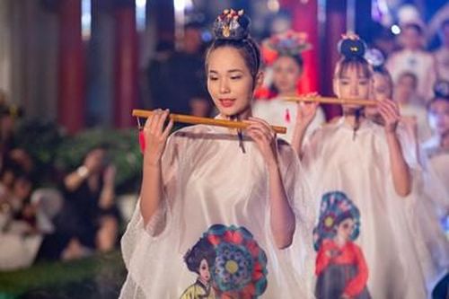 Hơn 600 bộ áo dài lung linh khoe sắc tại Khuê Văn Các