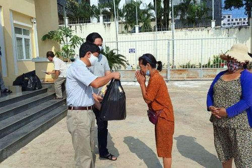 Cứu trợ người gốc Việt tại Preah Sihanouk nhân Tết Chol Chnnam Thmey