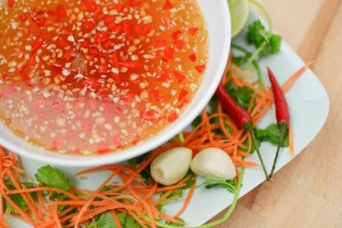 Cách pha nước mắm tỏi ớt ngon tuyệt, ăn 1 lần sẽ nhớ mãi