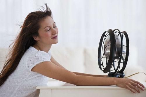 Dùng quạt điện ngày nóng mà mắc phải 3 sai lầm tai hại có thể khiến cả nhà nhập viện