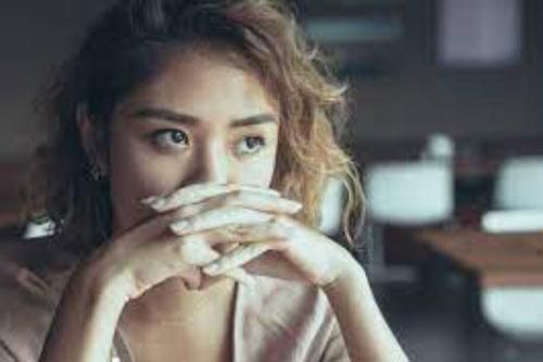 Tôi sinh con, mẹ chồng cho hẳn 15 triệu, một tuần sau nhìn tấm ảnh chị dâu đăng lên Facebook mà tôi nghẹn ngào muốn khóc