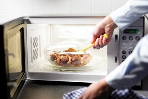 Nếu không muốn mắc ung thư thì tuyệt đối đừng bỏ 10 thực phẩm này vào lò vi sóng, số 6 nhiều người mắc