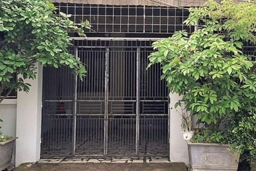 Vừa mở cổng, người phụ nữ bất ngờ bị 2 đối tượng lạ mặt tạt axit gây thương tích nặng