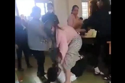 Xảy ra mâu thuẫn, nữ sinh gọi phụ huynh xông vào tận lớp đánh bạn