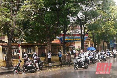 Học sinh tự điều khiển xe máy tới trường: Hậu quả khó lường