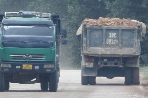 Hà Tĩnh: Xe quá khổ 'lộng hành', lực lượng chức năng vắng bóng