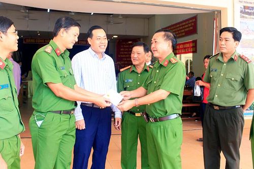 Lãnh đạo Công an tỉnh thăm, động viên Công an TP. Long Xuyên làm căn cước công dân cán mốc 1.000 hồ sơ
