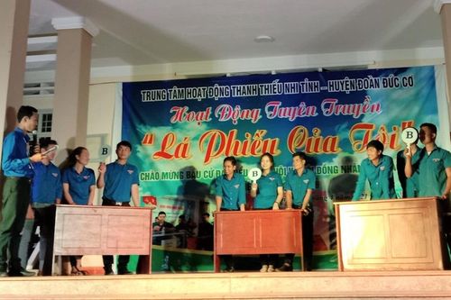 Trung tâm Hoạt động Thanh thiếu nhi tỉnh Gia Lai tổ chức tuyên truyền bầu cử ở xã biên giới Ia Nan