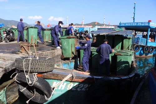 Gom rác trên biển