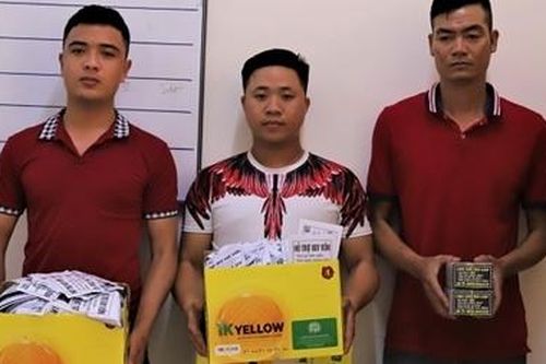 Ba đối tượng cho vay lãi nặng rải hàng vạn tờ rơi
