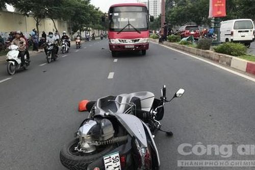 Xe buýt cuốn xe máy vào gầm ở Sài Gòn, người đàn ông tử vong tại chỗ