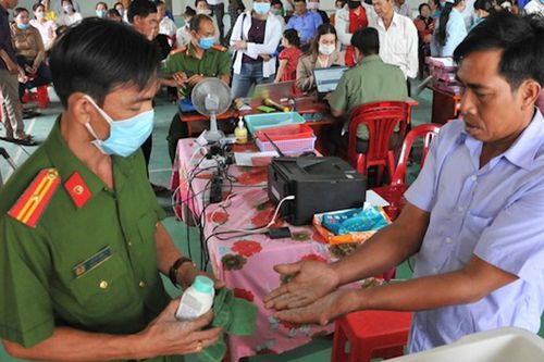 Ngâm tay vào nước đá khi làm căn cước công dân ở Phú Quốc