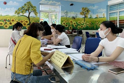 Phụ huynh học sinh lựa chọn hình thức tuyển sinh vào trường mầm non, lớp 1, lớp 6