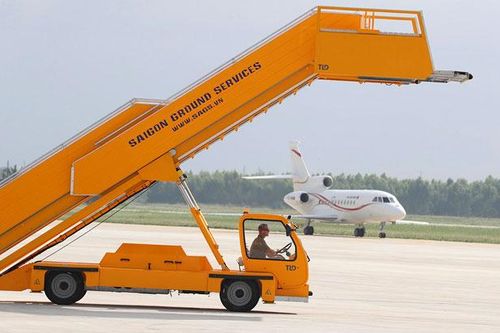 Xe thang lùi trúng xe chở tiếp viên hàng không tại sân bay Tân Sơn Nhất