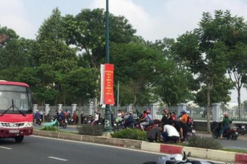 TP.HCM: Nâng xe buýt, đưa thi thể người đàn ông mắc kẹt dưới gầm ra ngoài