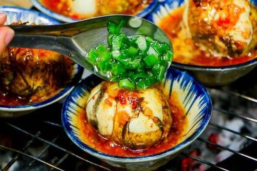 Độc đáo món trứng vịt lộn nướng muối ớt ngon thơm cuối tuần
