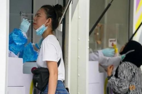 Hơn chục bệnh viện ở Bangkok ngừng xét nghiệm COVID-19 do thiếu nguồn cung