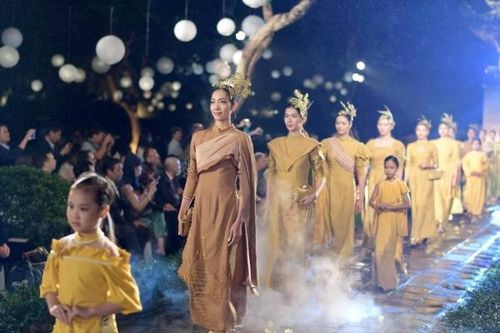 Thế giới trong áo dài Việt