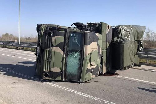 'Quái thú' Pantsir-S1 lật ngang, văng tên lửa trên cao tốc