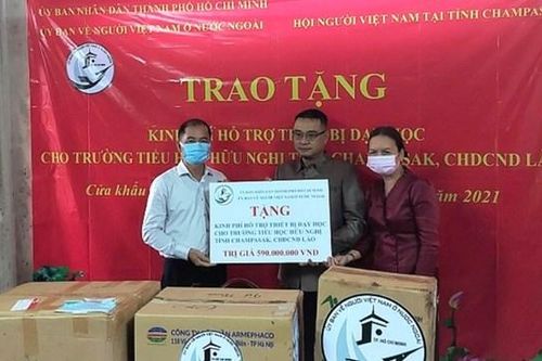 Trao tặng kinh phí sắm thiết bị cho Trường tiểu học hữu nghị Champasak