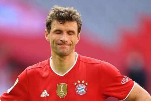 Bayern mất điểm vì quả ném biên cuối trận