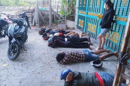 Nhóm 'quái xế' lao xuống kênh trốn cảnh sát