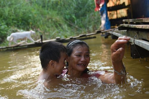 Cách hồ Gươm 3 km là xóm Phao nghèo không điện nước