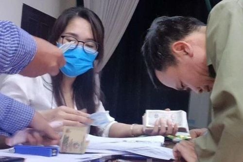 Cảnh thu tiền 'chênh' làm căn cước công dân gắn chíp ở Hưng Yên