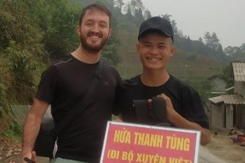 Chàng trai Cao Bằng đi bộ xuyên Việt