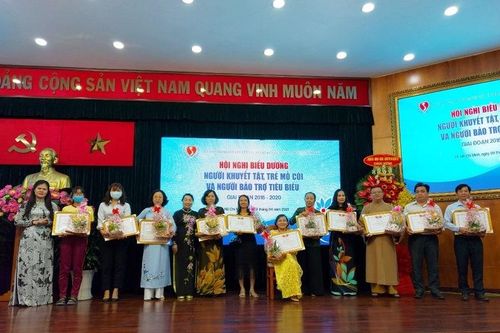 Những mảnh đời vượt lên số phận, giúp đỡ cộng đồng
