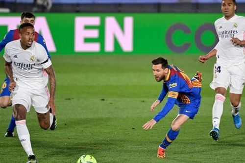 Real Madrid 2-1 Barcelona: Và Messi lại bất lực...
