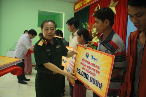 Hội Hỗ trợ khắc phục hậu quả bom mìn Việt Nam trao hỗ trợ sinh kế cho dân nghèo