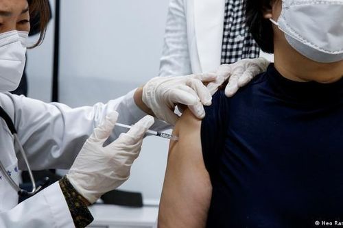 Dịch Covid-19: Hàn Quốc tiếp tục tiêm vaccine AstraZeneca, Pháp xử phạt nghiêm người vi phạm quy định phòng dịch