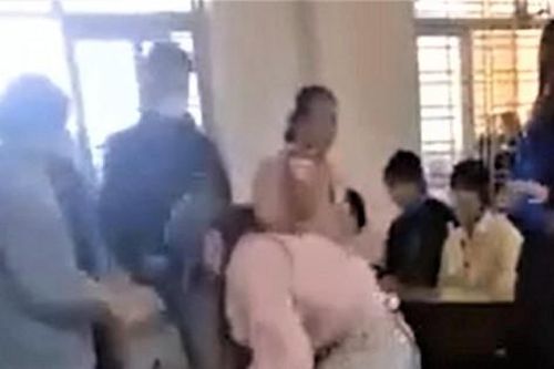Clip: Nữ sinh gọi người nhà đến đánh bạn ngay trong lớp