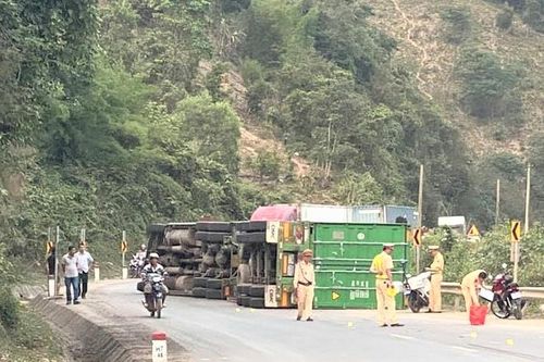 Liên tiếp xảy ra các vụ tai nạn liên quan xe đầu kéo ở Quảng Trị