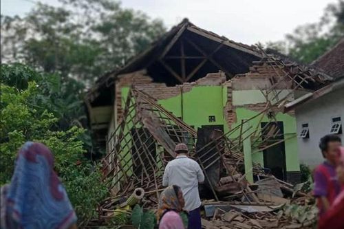 Động đất ở Indonesia, hàng trăm ngôi nhà bị tàn phá