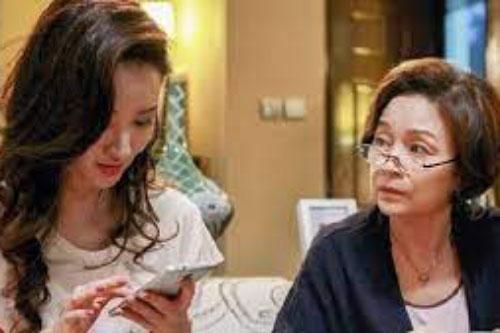Mẹ chồng đòi giữ thẻ lương của con trai, nàng dâu ngoan ngoãn đồng ý rồi 'tính khôn', song cách làm của cô lại gây tranh cãi