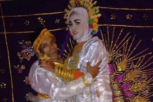 Được cầu hôn nhưng không ưng ý, mẹ gả luôn con cho người đàn ông hơn 39 tuổi, danh tính chú rể gây choáng