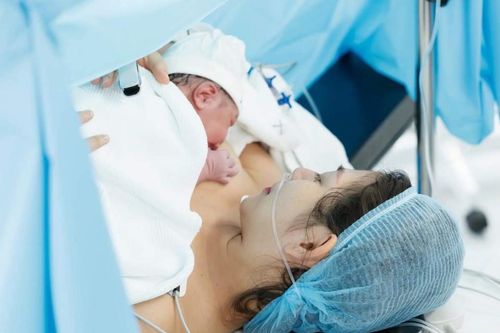 Con trai Chúng Huyền Thanh ra đời trước ngày dự sinh, vô cùng mũm mĩm đáng yêu