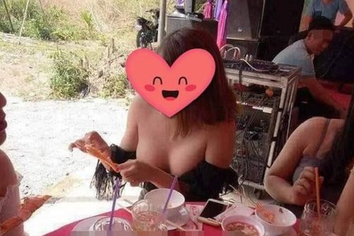 Ăn mặc hớ hênh, phản cảm khi đi ăn đám cưới, cô gái khiến nhiều người lo sợ 'suýt chút nữa thì...'
