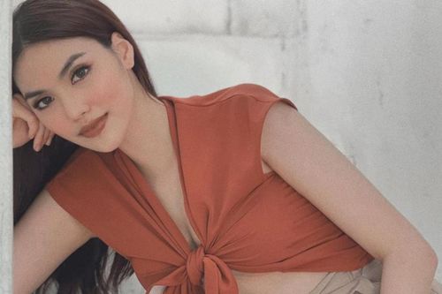 Lan Khuê úp mở vòng 1 quyến rũ với áo croptop thắt nơ tuyệt xinh