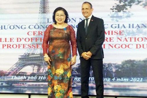 Pháp trao Huân chương Sĩ quan Công trạng quốc gia cho PGS.TS Nguyễn Thị Ngọc Dung