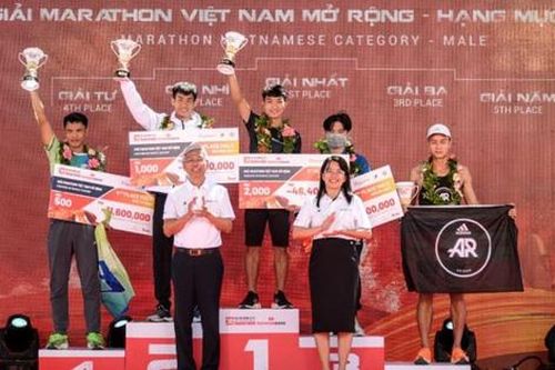 Trao giải Marathon quốc tế TPHCM năm 2021