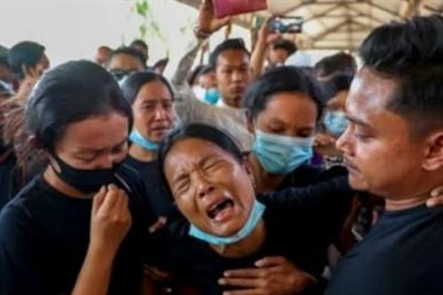 Bạo lực Myanmar leo thang, dùng tới bom khiến hơn 700 dân thường thiệt mạng