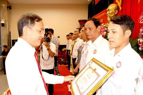 Bí thư chi bộ ấp gương mẫu